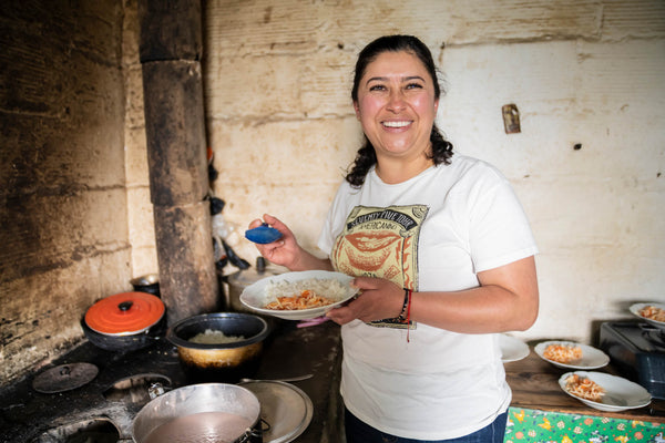 Sol Beatriz Pérez Amariles sosteniendo un plato