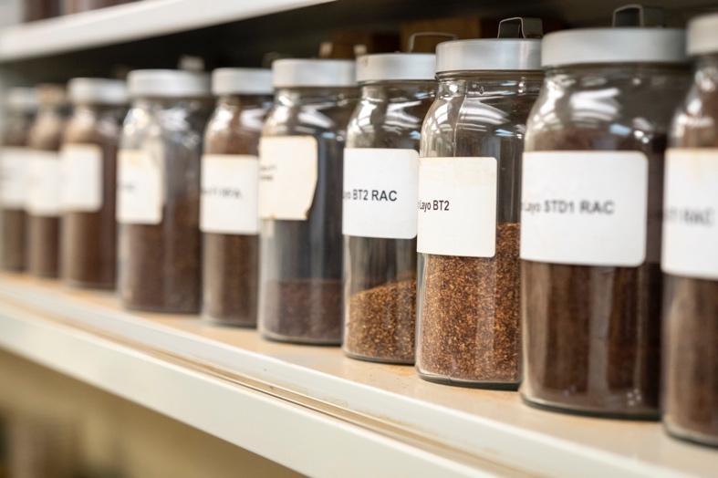 مستخلصات مسحوقة في جرار